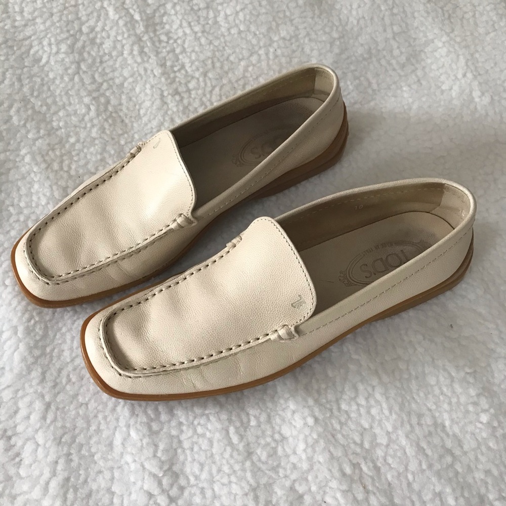 Tod’s Cream Leather Driving Loafers - Picture 4 of 14